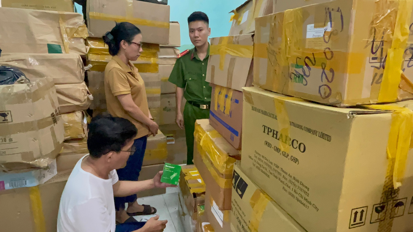 Cơ quan Cảnh sát điều tra Công an quận 10 khám xét, thu giữ tang vật.