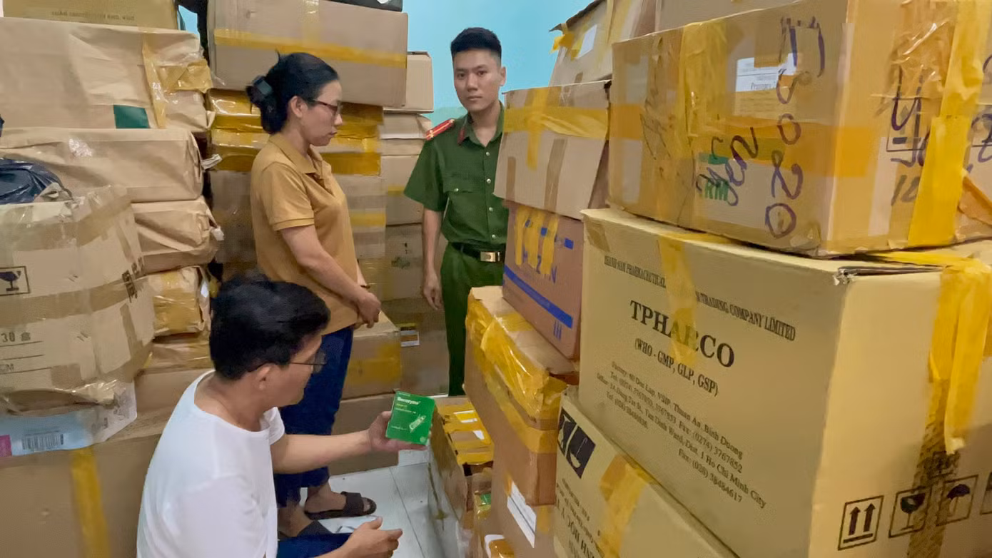 Cơ quan Cảnh sát điều tra Công an quận 10 khám xét, thu giữ tang vật.