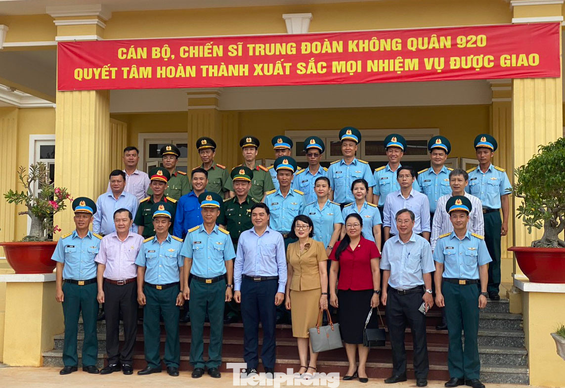 Đoàn công tác của Tỉnh uỷ Bình Thuận chụp hình lưu niệm cùng cán bộ, chiến sĩ Trung đoàn 920.