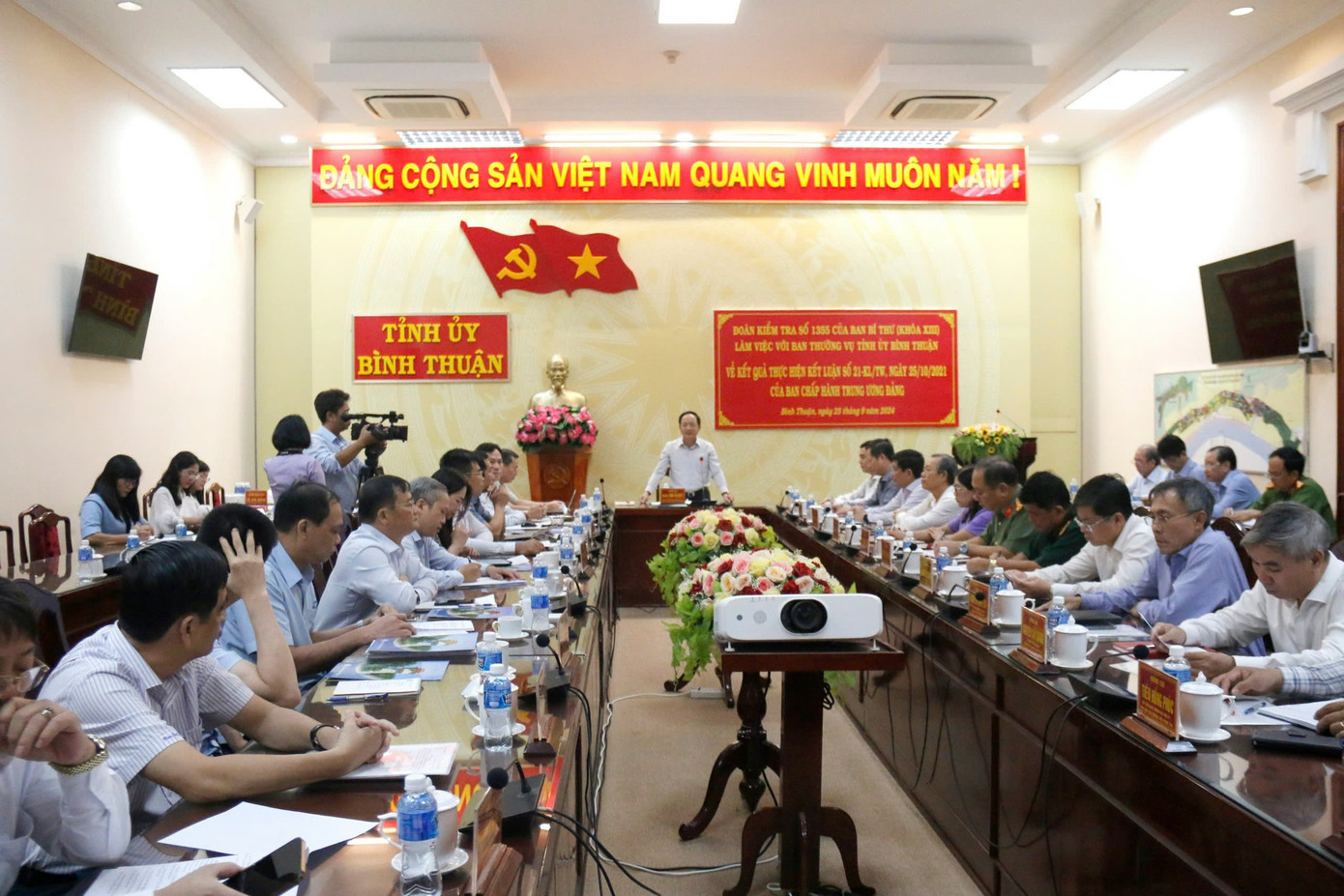 Quang cảnh buổi làm việc.
