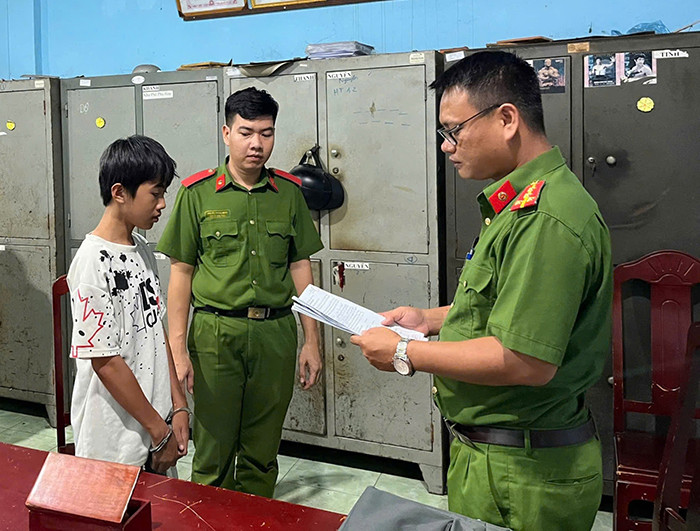 Đối tượng Nguyễn Ngọc Quyền tại cơ quan công an. Đối tượng Nguyễn Ngọc Quyền tại cơ quan công an.