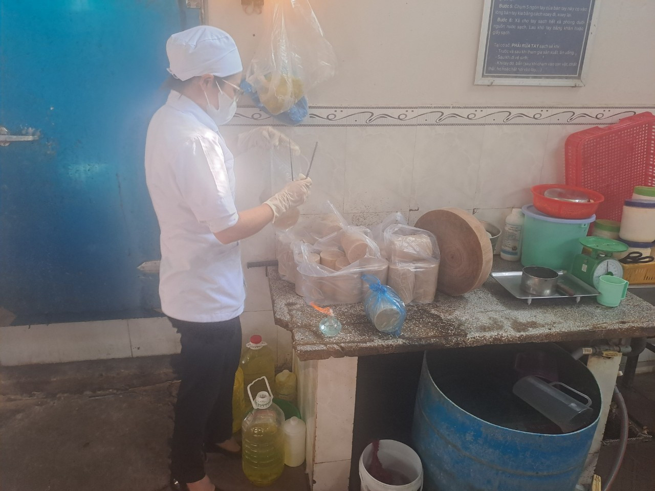 Đoàn thanh tra của Sở Y tế tỉnh Bình Thuận kiểm tra an toàn thực phẩm tại một nhà hàng ở TP. Phan Thiết.