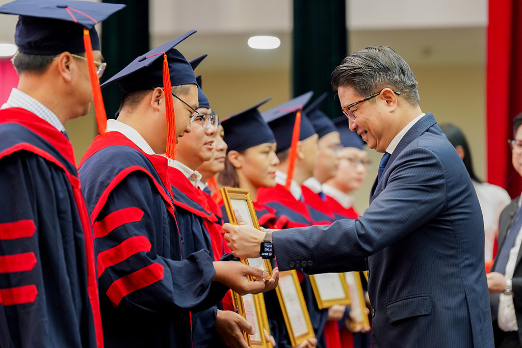 Tân thạc sĩ UEF nhận bằng tốt nghiệp. Tân thạc sĩ UEF nhận bằng tốt nghiệp.