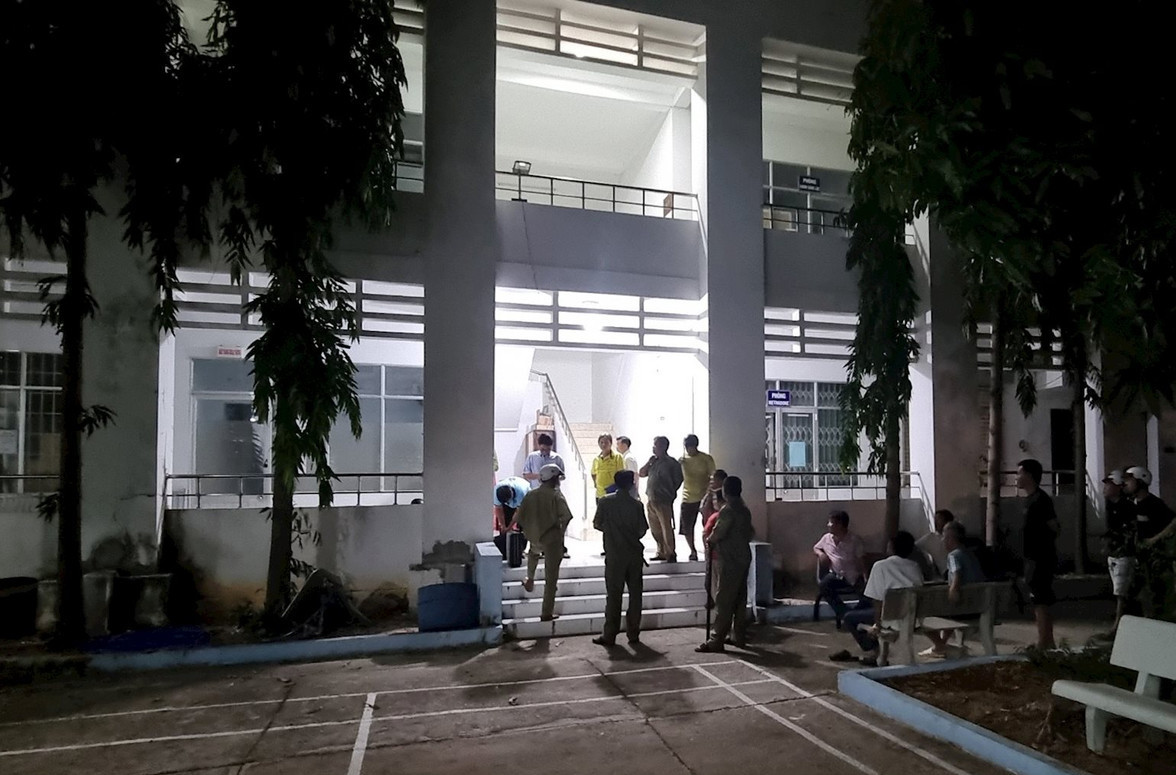 Cơ quan chức năng khám nghiệm tử thi nạn nhân sau vụ án mạng. Ảnh: Báo Bình Thuận.