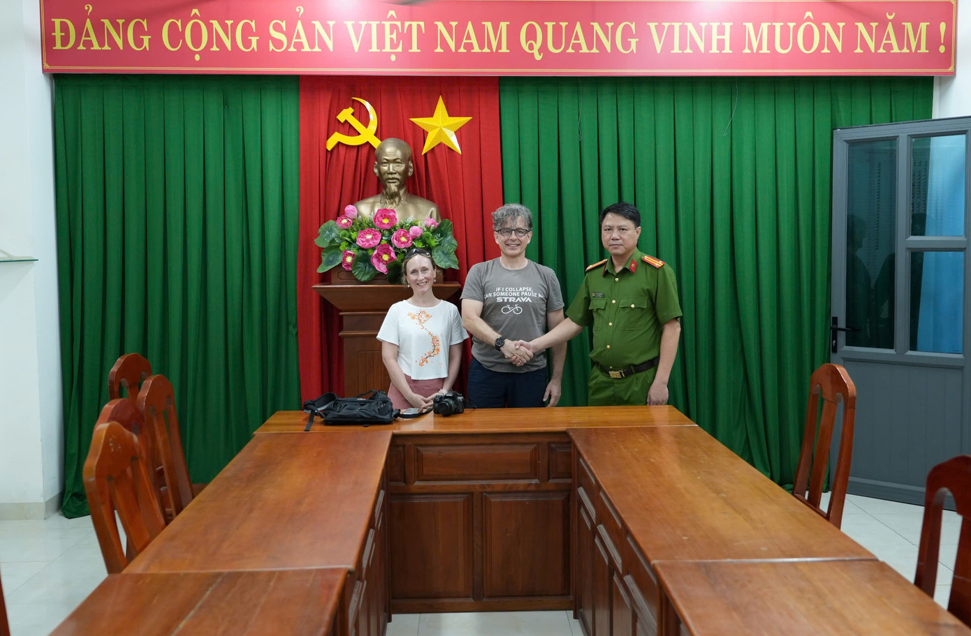 Trung tá Đoàn Văn Quân - Đội trưởng Đội Cảnh sát Hình sự Công an TP. Phan Thiết bàn giao tài sản đã thu hồi cho vợ chồng du khách người Anh. Trung tá Đoàn Văn Quân - Đội trưởng Đội Cảnh sát Hình sự Công an TP. Phan Thiết bàn giao tài sản đã thu hồi cho vợ chồng du khách người Anh.