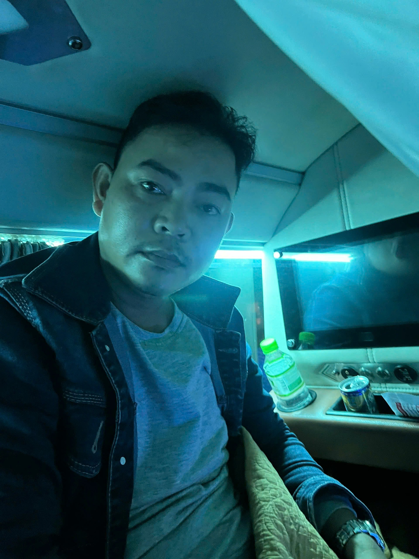 Đối tượng Phan Minh Sơn lúc bị bắt giữ trên xe khách.