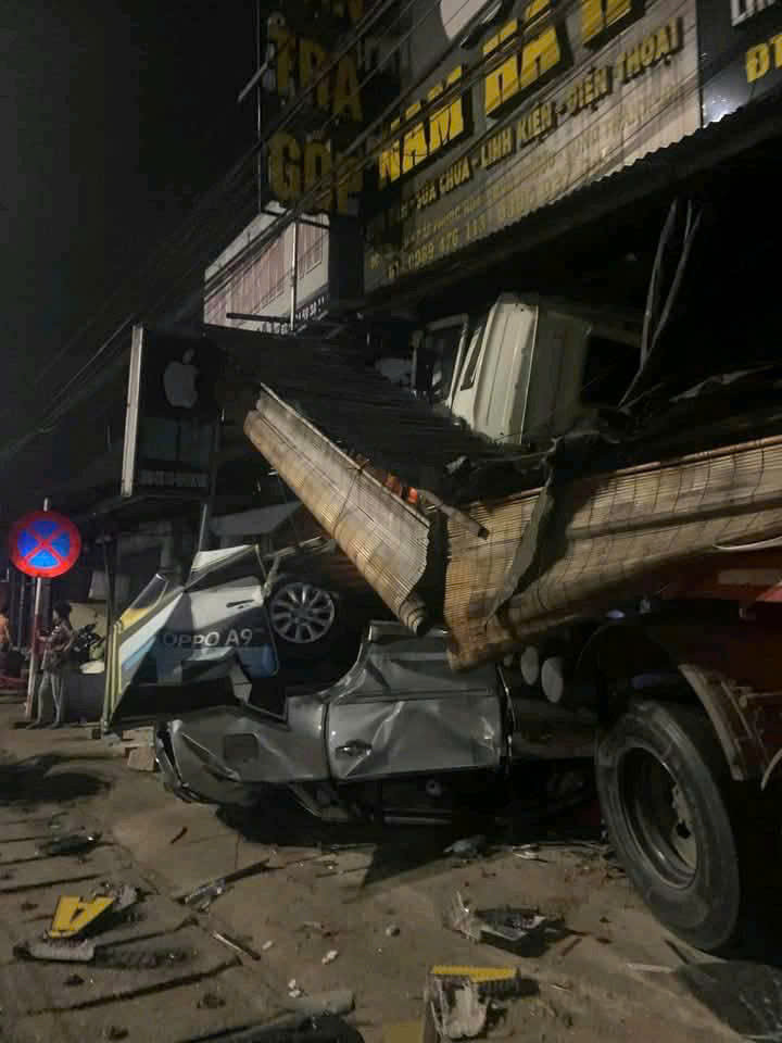 Xe ô tô 7 chỗ bị biến dạng nặng. Xe ô tô 7 chỗ bị biến dạng nặng.