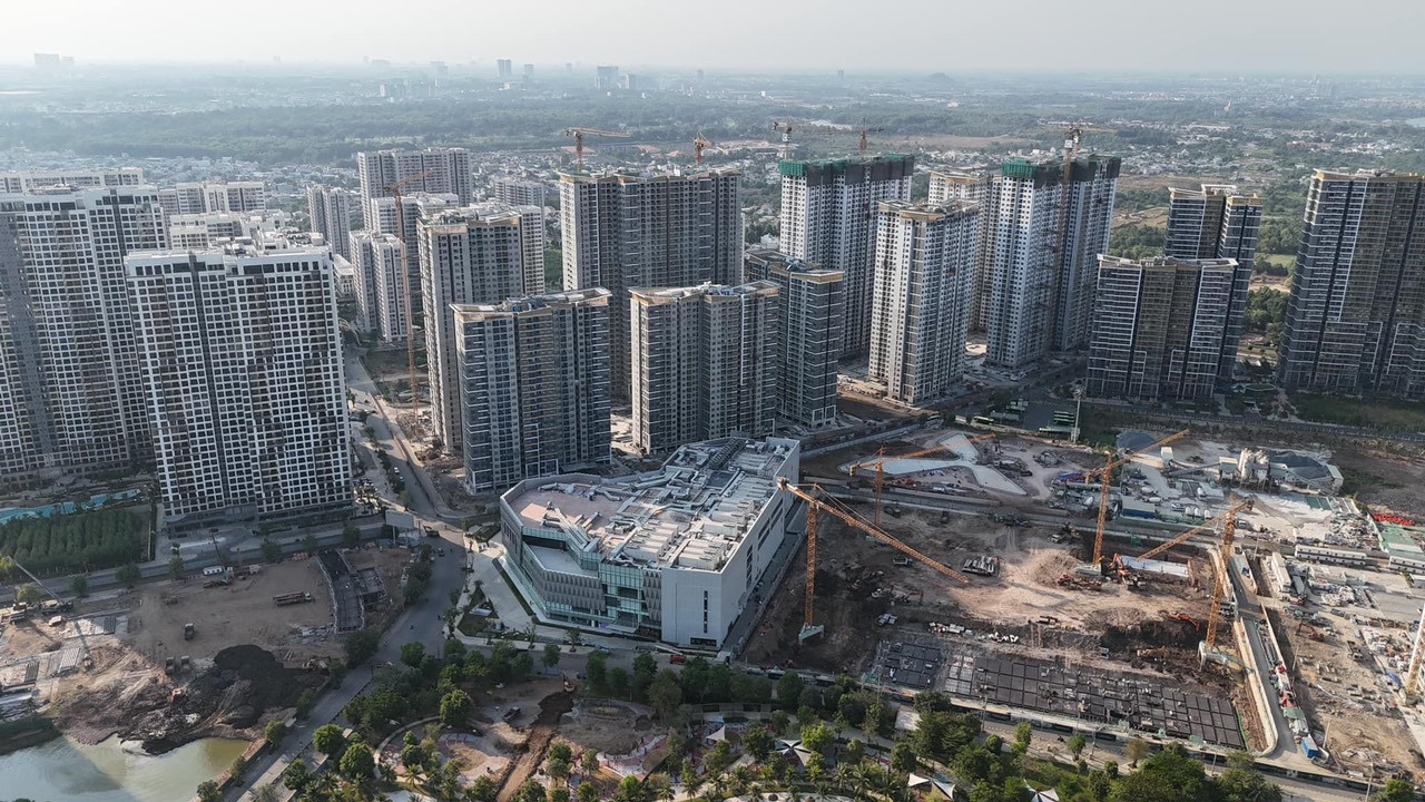 Cơ cấu nguồn cung vẫn chủ yếu thuộc phân khúc trung cấp, trong khi nhà ở giá rẻ, vừa túi tiền vẫn sẽ tiếp tục khan hiếm. Cơ cấu nguồn cung vẫn chủ yếu thuộc phân khúc trung cấp, trong khi nhà ở giá rẻ, vừa túi tiền vẫn sẽ tiếp tục khan hiếm.