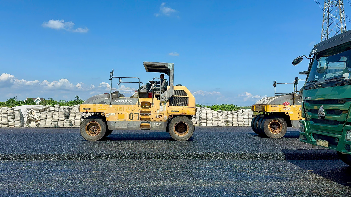 Công ty CP 479 Hòa Bình thi công 9 cầu, hiện nay triển khai 7 mũi thi công với gần 50 thiết bị và 100 nhân sự đang thi công. Trong đó, 2 cầu đang thi công cọc khoan nhồi, 5 cầu đang thi công bệ thân mố trụ, 1 cầu thi công lao lắp dầm và 1 cầu đang thi công hoàn thiện (cầu Suối Đá). Giá trị hiện nay đạt khoảng 220 tỷ đồng. Công ty CP 479 Hòa Bình thi công 9 cầu, hiện nay triển khai 7 mũi thi công với gần 50 thiết bị và 100 nhân sự đang thi công. Trong đó, 2 cầu đang thi công cọc khoan nhồi, 5 cầu đang thi công bệ thân mố trụ, 1 cầu thi công lao lắp dầm và 1 cầu đang thi công hoàn thiện (cầu Suối Đá). Giá trị hiện nay đạt khoảng 220 tỷ đồng.