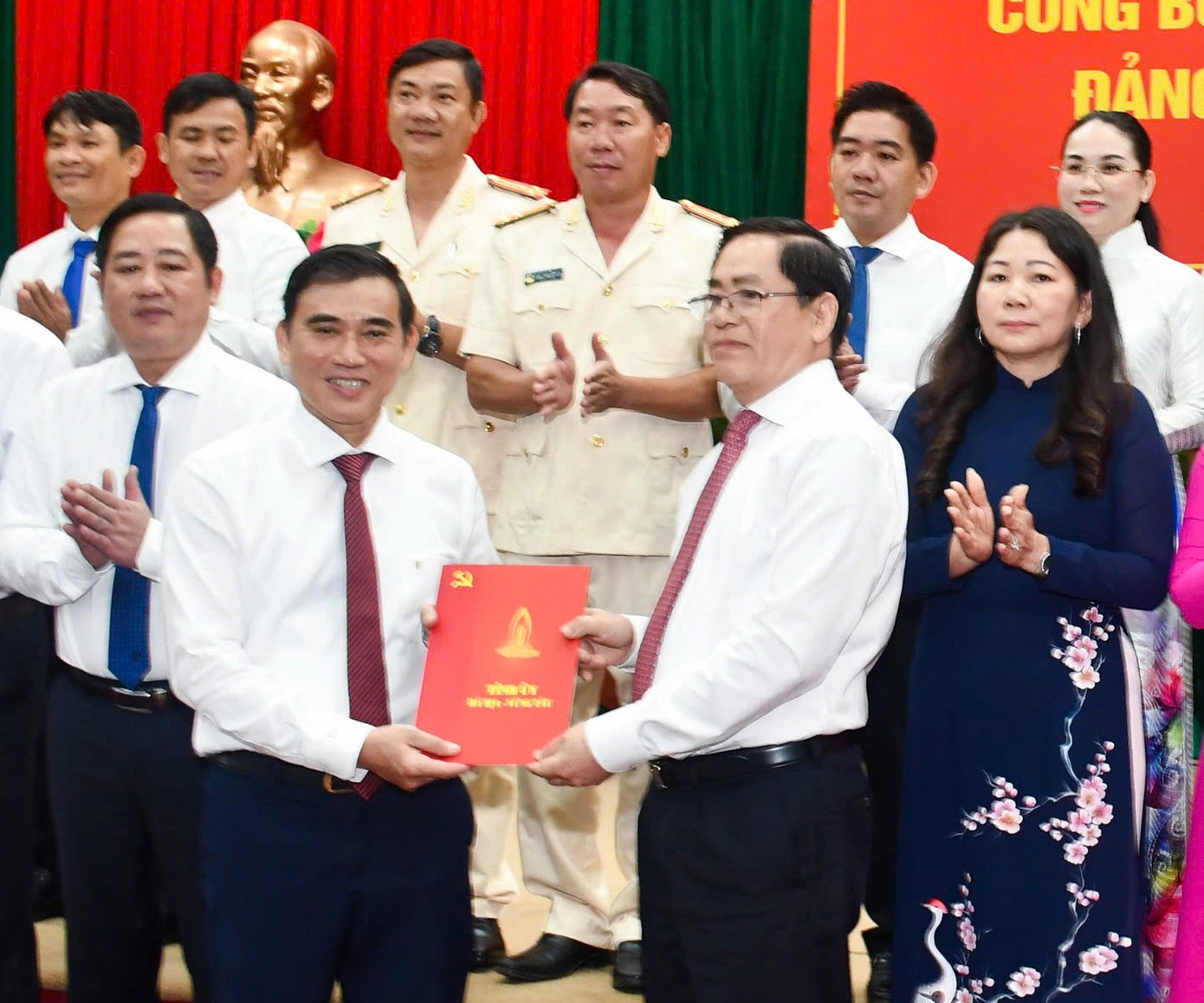 Ông Phạm Viết Thanh (bìa phải) - Bí thư Tỉnh ủy Bà Rịa - Vũng Tàu trao quyết định thành lập Đảng bộ huyện Long Đất và quyết định chỉ định Ban Chấp hành, Ban Thường vụ, Bí thư, Phó Bí thư Huyện ủy Long Đất nhiệm kỳ 2020 - 2025.