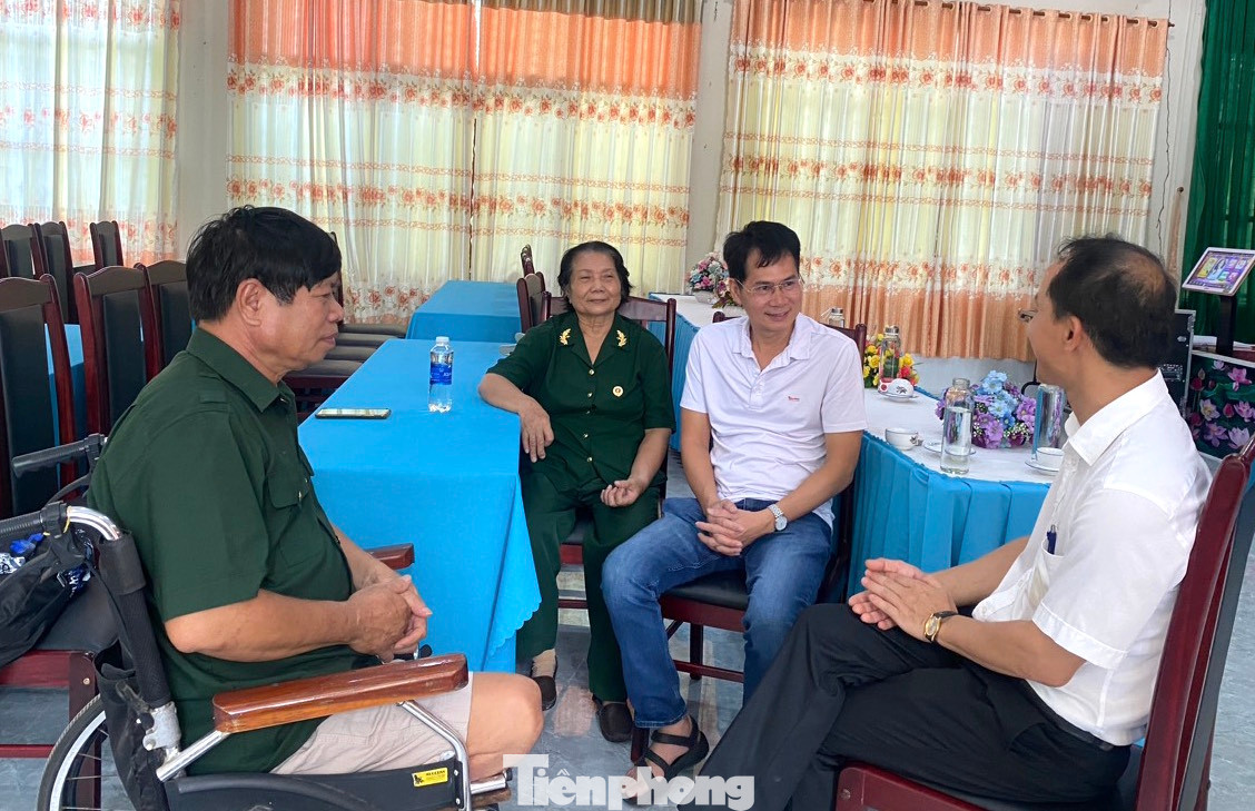 Nhà báo Lý Thành Tâm (thứ hai từ phải qua) thăm hỏi, trò chuyện với ông Tống Đức Bình (thứ nhất từ phải qua) và thương binh 1/4 Thạch Thị Lâm (thứ hai từ trái qua, năm nay 74 tuổi, ở trung tâm hơn 30 năm), thương binh 1/4 Nguyễn Văn Thắng (thứ nhất từ trái qua, năm nay 64 tuổi, ở trung tâm 40 năm).