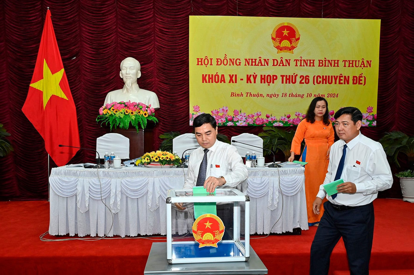 Chủ tọa kỳ họp bỏ phiếu kín để kiện toàn bộ máy đảm bảo xuyên suốt hoạt động của HĐND và UBND tỉnh. Ảnh: Báo Bình Thuận.