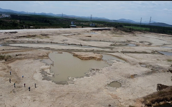 Hồ Tà Mon cạn khô chỉ còn vài vũng nước nhỏ.