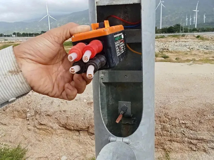 Dây cáp điện lõi đồng tại một trụ đèn trên cao tốc Cam Lâm - Vĩnh Hảo bị cắt. Dây cáp điện lõi đồng tại một trụ đèn trên cao tốc Cam Lâm - Vĩnh Hảo bị cắt.