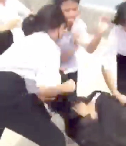 Cảnh em M. bị đánh.