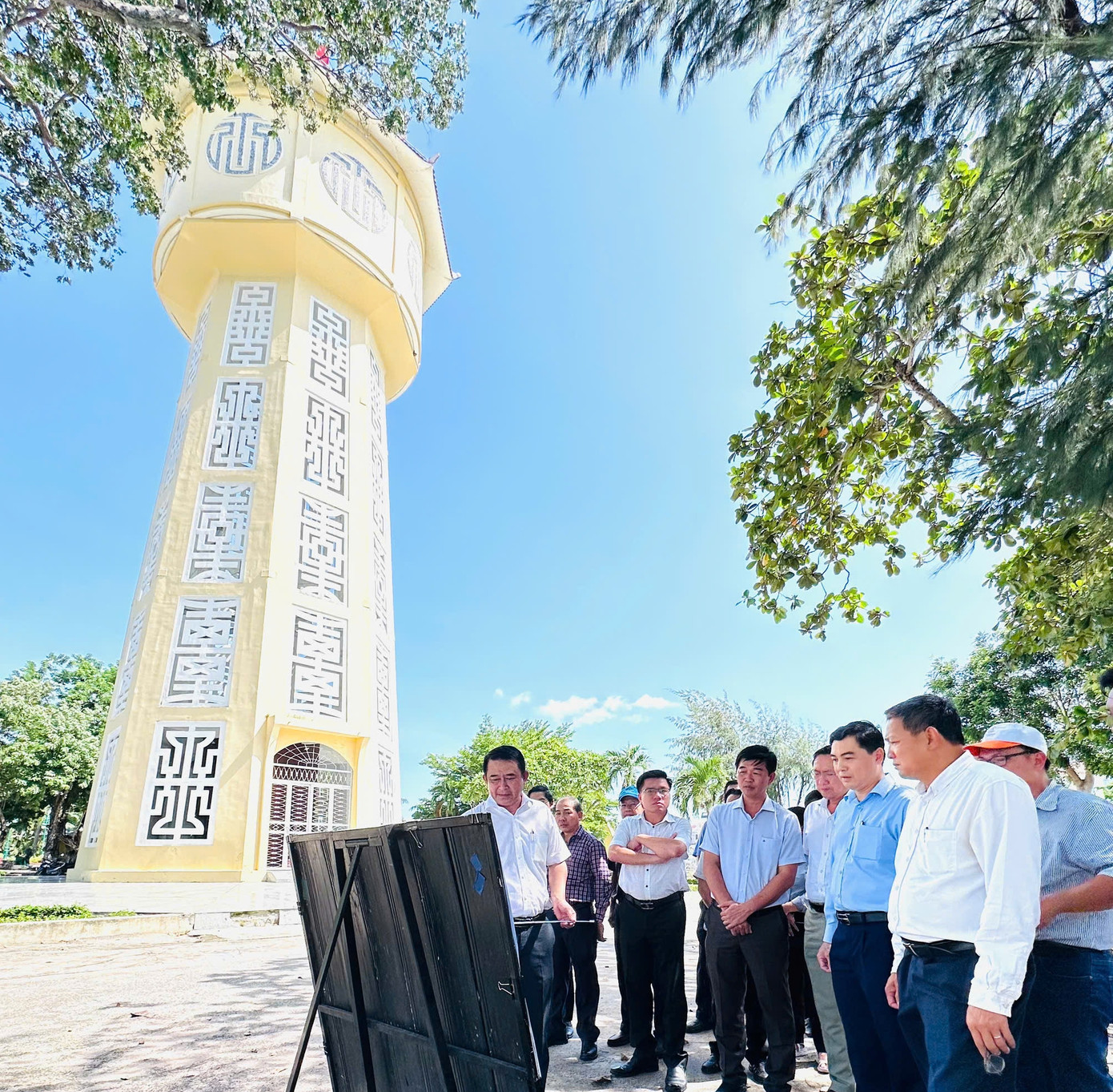 Ông Nguyễn Hoài Anh ( thứ hai, hàng đầu từ phải qua) tại buổi khảo sát thực địa di tích Tháp nước Phan Thiết.