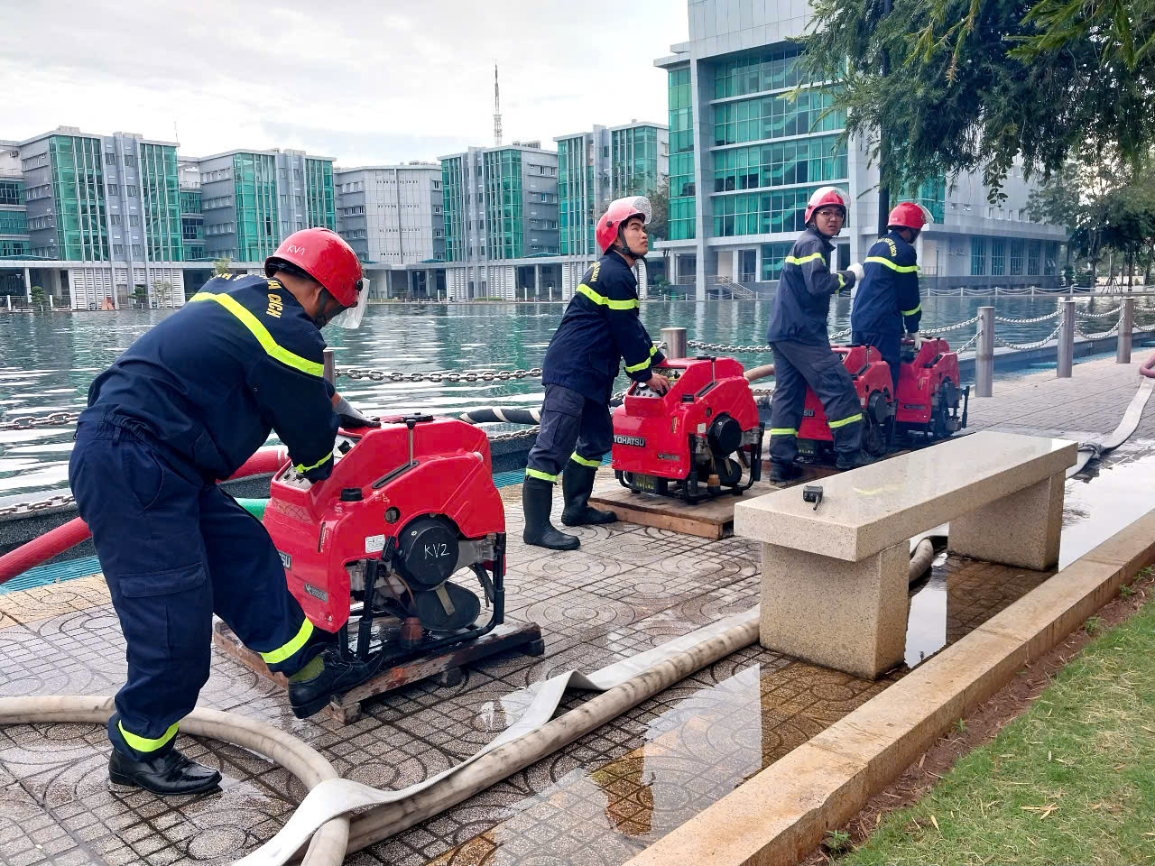 Lực lượng Cảnh sát Phòng cháy chữa cháy và Cứu nạn cứu hộ sử dụng xe thang và các đội hình cứu nạn cứu hộ trên cao để cứu 15 nạn nhân còn mắc kẹt trên tầng thượng, tổ chức dập tắt đám cháy.