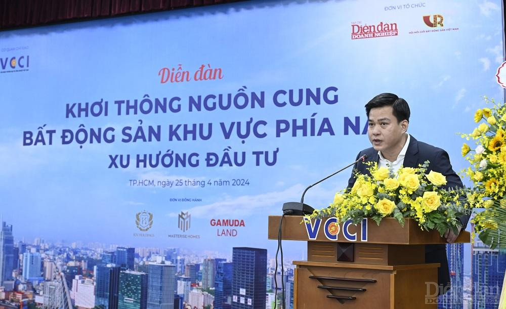 Ông Hoàng Hải - Cục trưởng cục Nhà ở và Thị trường bất động sản, Bộ Xây dựng phát biểu tại diễn đàn.