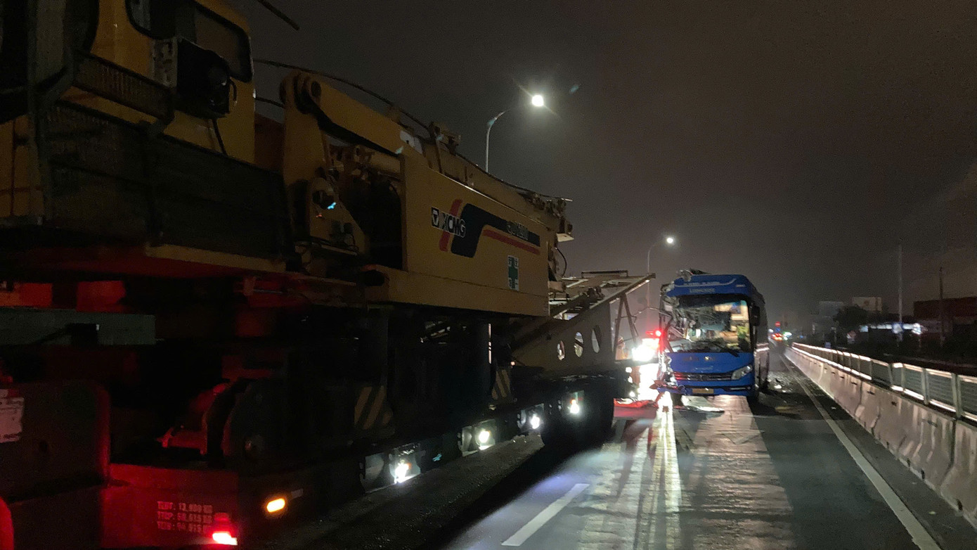 Xe đầu kéo biển số 73H - 000.33 chở các thanh cần cẩu trên rơ-mooc biển số 73R - 005.26 khá cồng kềnh.