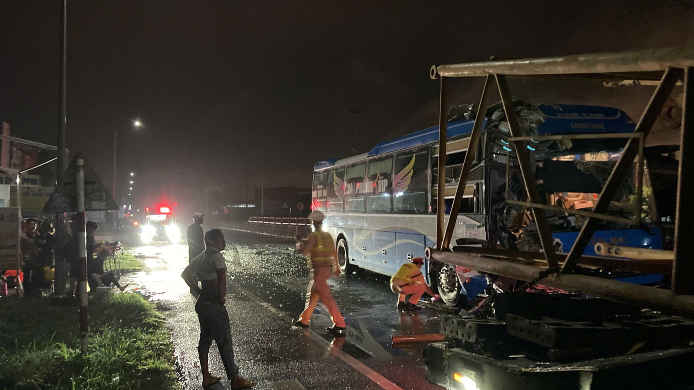 Lực lượng chức năng xử lý hiện trường vụ tai nạn.