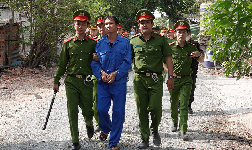 Công an bắt Nguyễn Hữu Chính (34 tuổi, ngụ xã Sơn Mỹ, huyện Hàm Tân, tỉnh Bình Thuận) do có liên quan vụ khai thác khoáng sản trái phép tại huyện Hàm Tân.