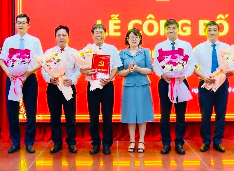 Bà Lê Thị Hải Duyên - Bí thư Đảng ủy Khối Cơ quan và Doanh nghiệp tỉnh Bình Thuận, trao quyết định thành lập Đảng bộ cơ sở Công ty TNHH MTV Xăng dầu Bình Thuận. Ảnh: Báo Bình Thuận.