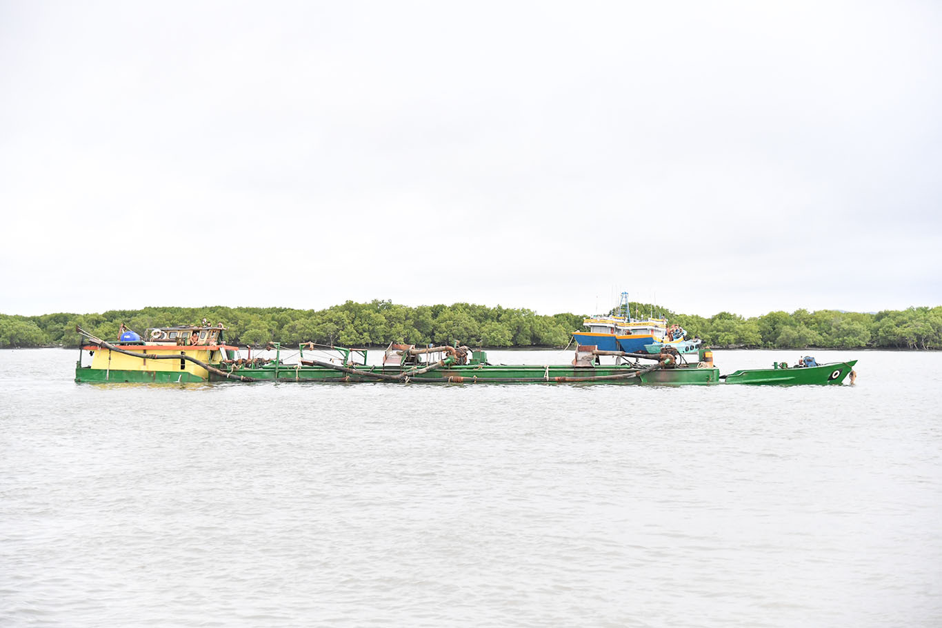 Tàu chở cát lậu bị Biên đội III/24 tạm giữ.