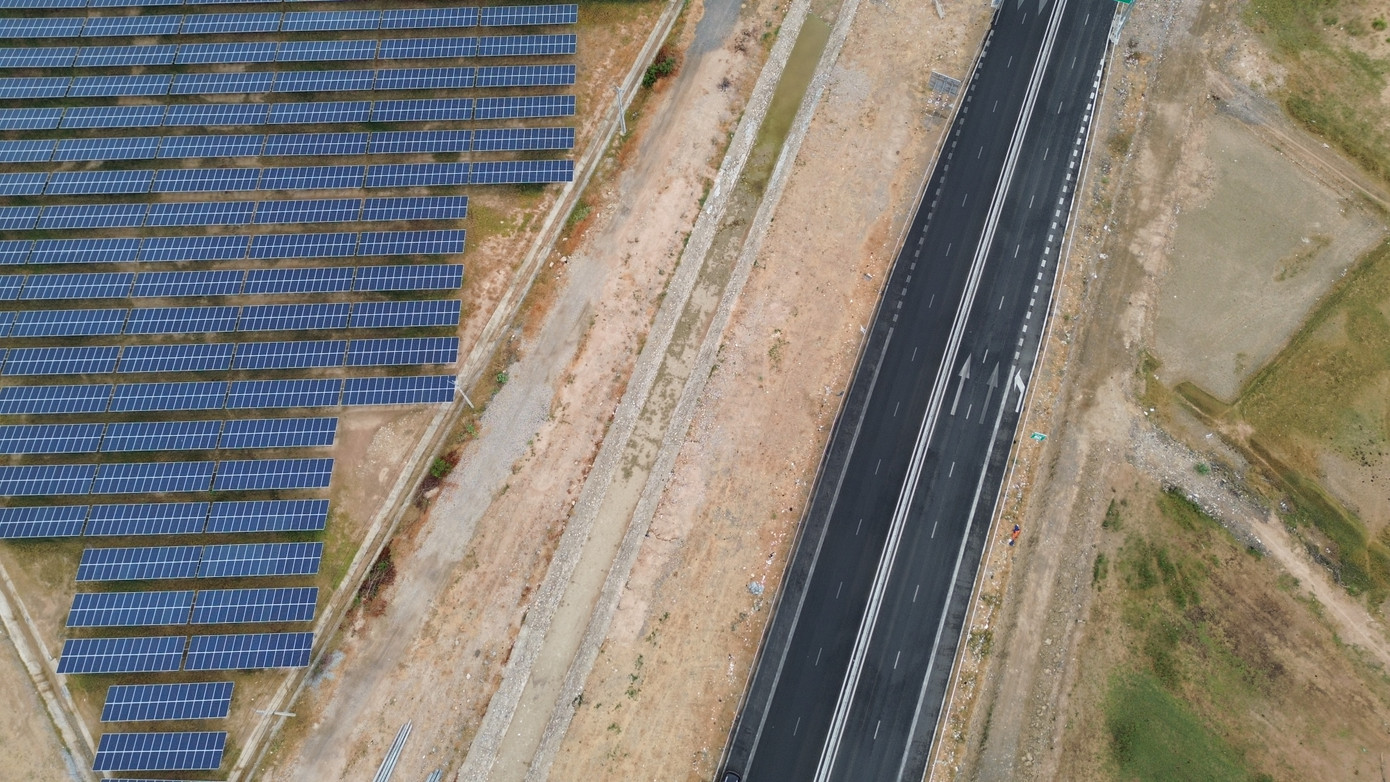 Các công việc thi công tại một số hạng mục còn lại, như phòng cháy chữa cháy, hệ thống điện chiếu sáng, vệ sinh công trình… đang gấp rút hoàn thành.