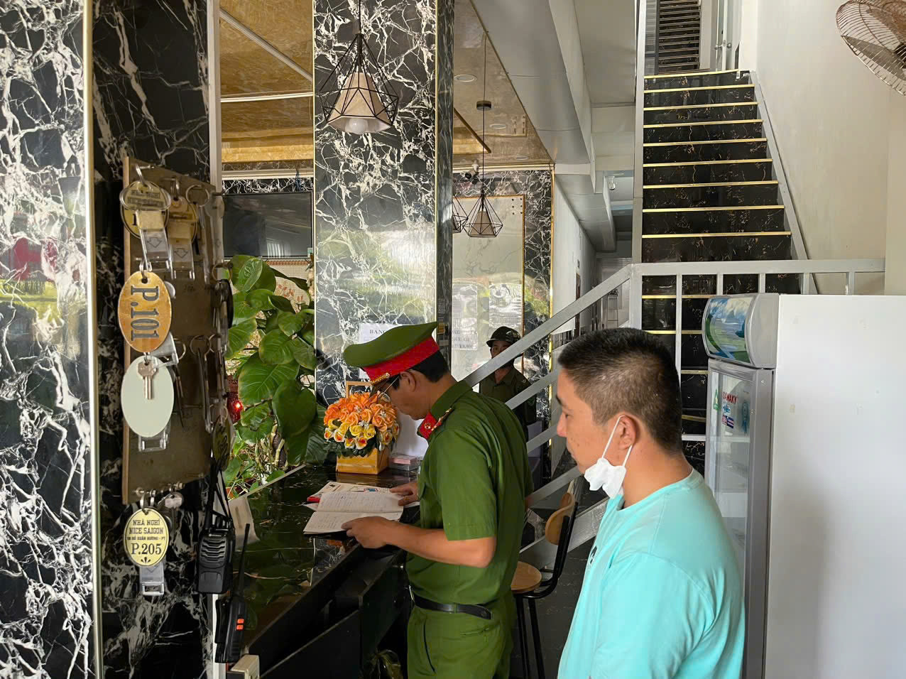 Phòng Cảnh sát hình sự, Công an tỉnh Bình Thuận phối hợp Công an phường Mũi Né kiểm tra cơ sở massage, nhà nghỉ Hoa Kiều.