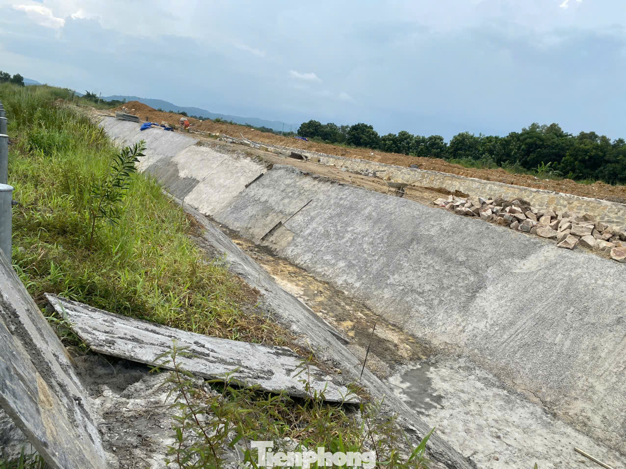Hiện nay, nhà thầu đang thi công hoàn thiện tường chắn đá, bổ sung rãnh thoát nước, xây hồ điều hòa nhằm tăng lực điều hòa, phòng chống ngập úng đoạn qua Km25 (xã Sông Phan, huyện Hàm Tân, tỉnh Bình Thuận).