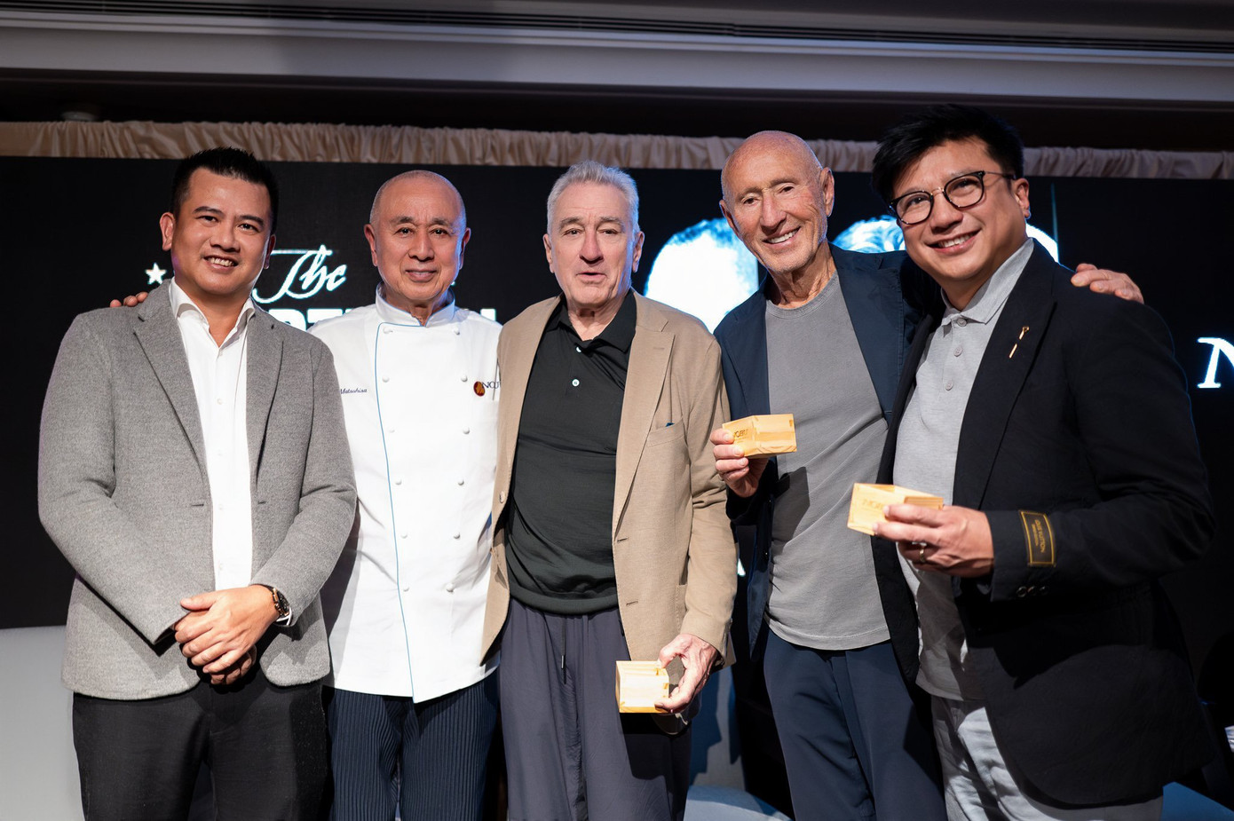 Từ trái qua: ông Võ Thành Lâm - Tổng giám đốc VCRE, bếp trưởng Nobu, huyền thoại Robert De Niro, nhà sản xuất kỳ cựu Meir Tepper, ông Henry Nguyễn - Chủ tịch Phoenix Holdings.