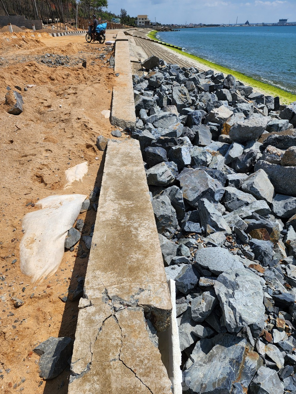 Kè chống sạt lở bờ biển khu phố 5 phường Đức Long và thôn Tiến Đức xã Tiến Thành (TP. Phan Thiết dài 350 m, đầu tư 30 tỷ đồng) xây sai vị trí.