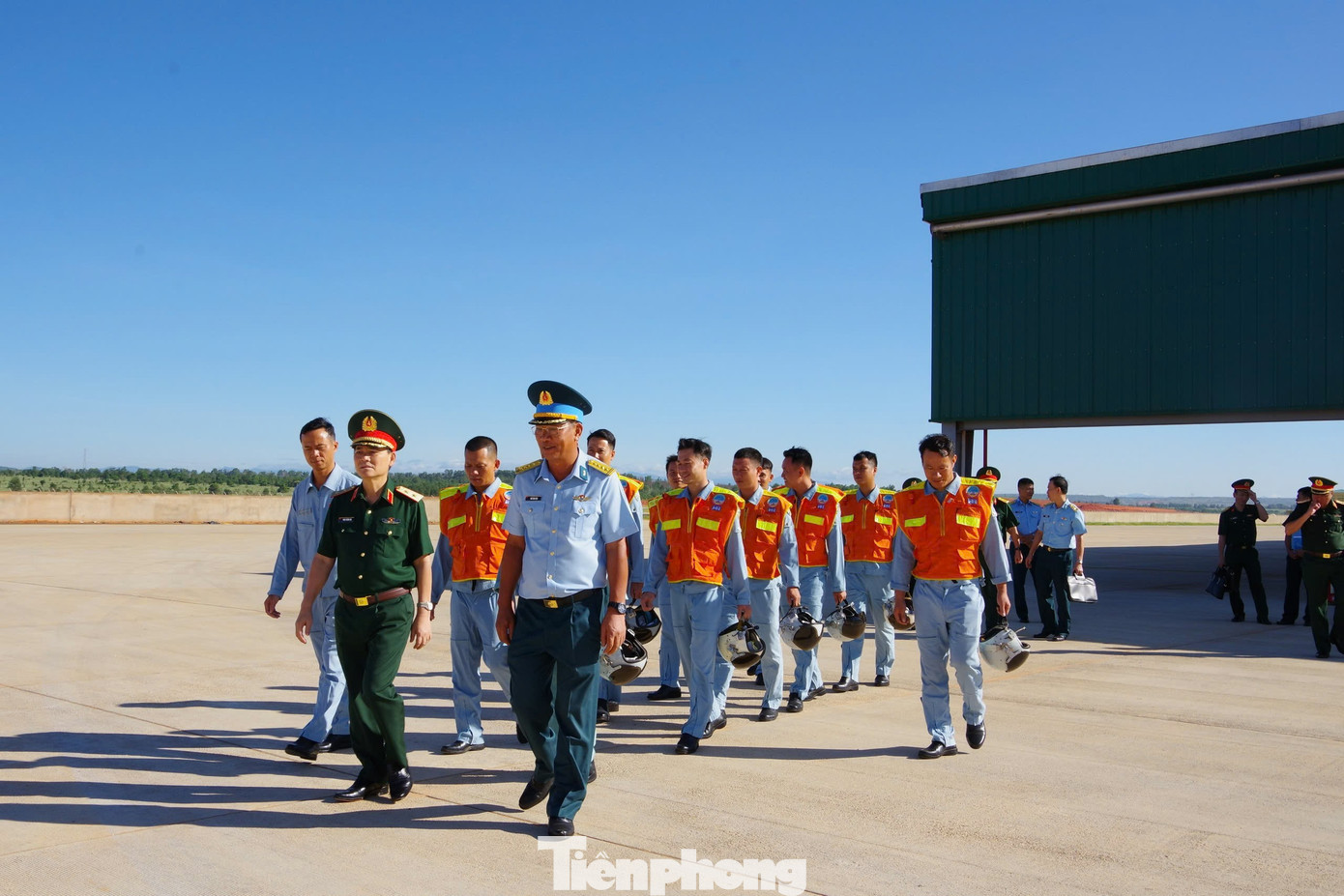 Trung tướng Phạm Trường Sơn - Phó tổng tham mưu trưởng Quân đội Nhân dân Việt Nam, cùng Đại tá Ngô Vĩnh Phúc - Hiệu trưởng Trường Sĩ quan Không quân, và các phi công của Trung đoàn 920 trở về phòng giao nhiệm vụ sau khi hoàn thành kế hoạch bay.