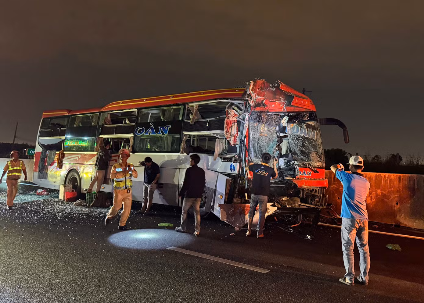 Đầu xe ô tô khách biển số 50H-230.74 nát bét sau vụ tai nạn.