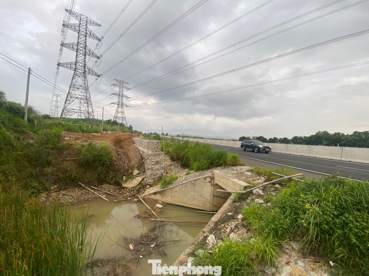 Bổ sung rãnh thu nước về hồ điều hòa với thể tích chứa 831 m3.