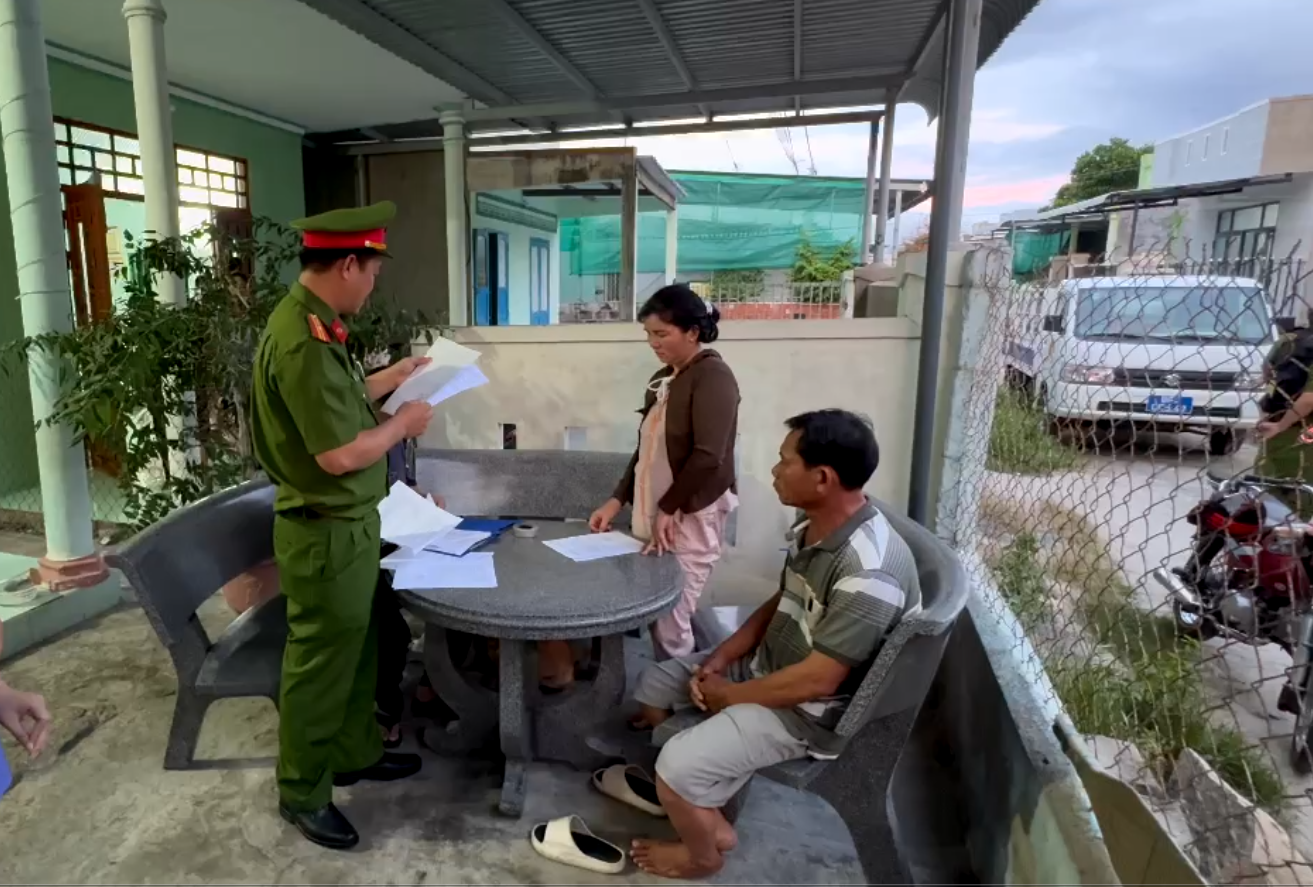 Cơ quan CSĐT Công an huyện Tuy Phong thi hành lệnh bắt Nguyễn Thị Lệ.