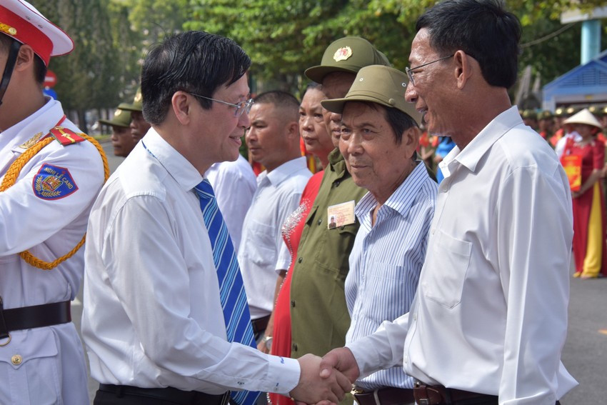 Ông Lê Ngọc Khánh, Phó Chủ tịch UBND tỉnh Bà Rịa- Vũng Tàu đã trao quà và biểu trưng Ngày hội cho các quần chúng tiêu biểu trong phong trào Toàn dân bảo vệ an ninh tổ quốc trên địa bàn.
