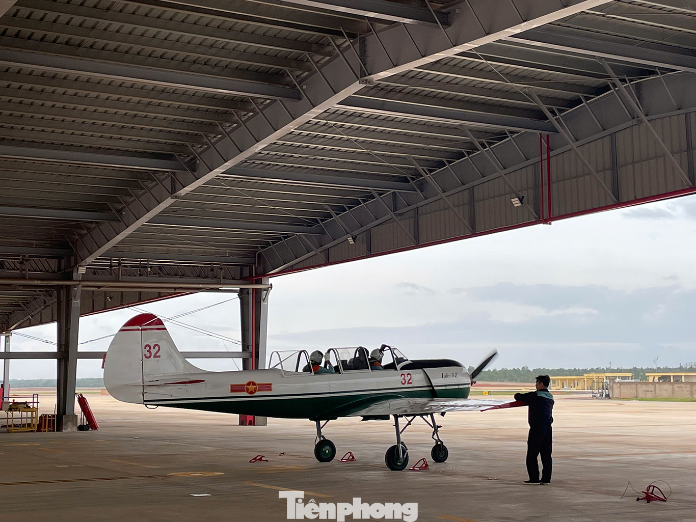 Phi công tiếp thu máy bay từ đội ngũ kỹ thuật viên. Phi công tiếp thu máy bay từ đội ngũ kỹ thuật viên.