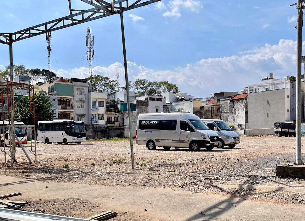 Khu đất dự án 100 Hùng Vương đang làm bãi đậu xe. Khu đất dự án 100 Hùng Vương đang làm bãi đậu xe.