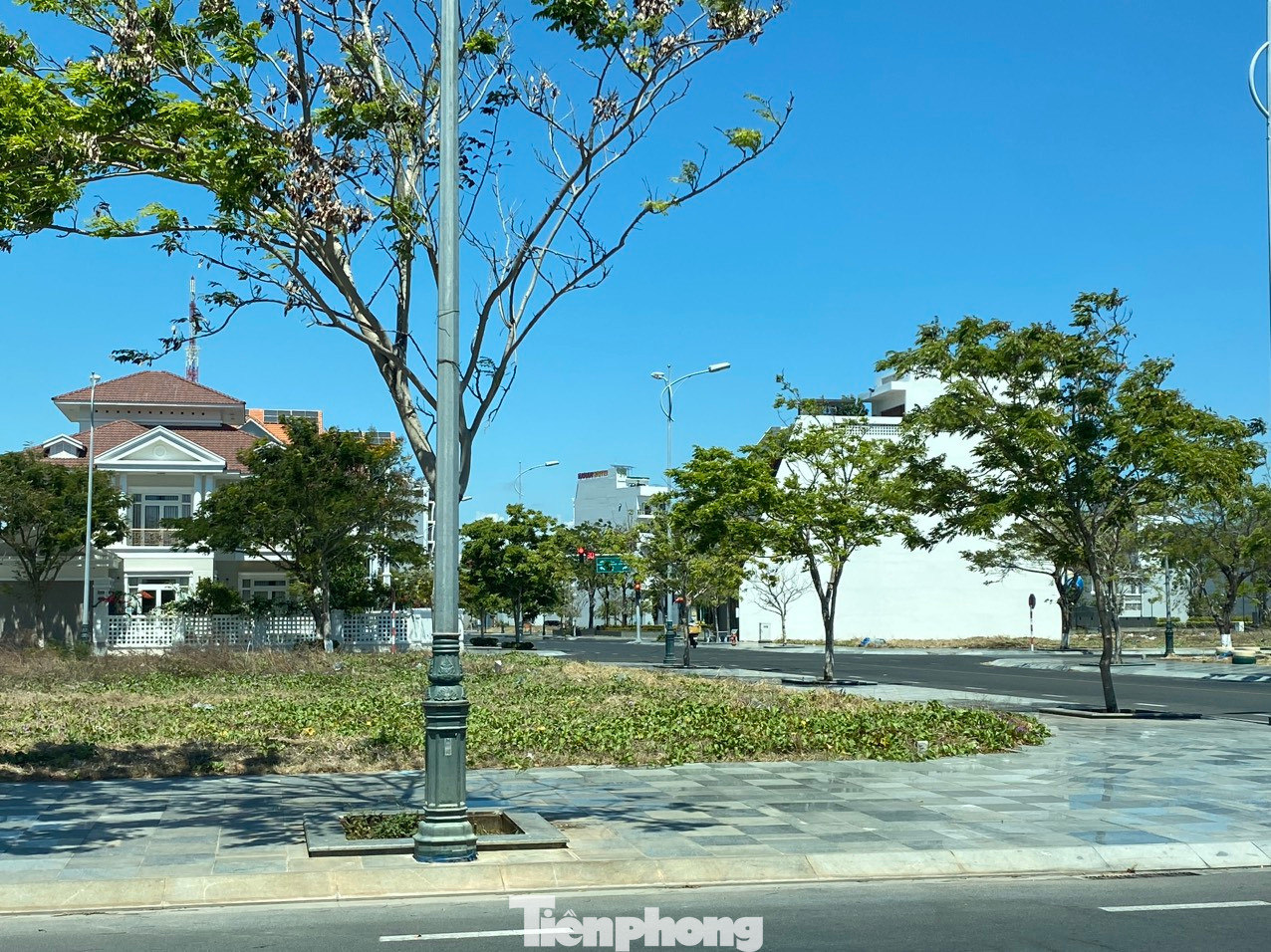 Cụ thể, ngày 25/11/2015, Chủ tịch UBND tỉnh Bình Thuận có quyết định số 3317/QĐ - UBND về phê duyệt giá đất để tính tiền sử dụng đất cho diện tích 363.523 m2 (gồm đất ở kết hợp thương mại, dịch vụ) chiếm 58,57%; diện tích không thu tiền sử dụng đất là 257.132 m2 (gồm các công trình công cộng, nhà trẻ…) chiếm 41,43% tổng diện tích khu đất dự án.