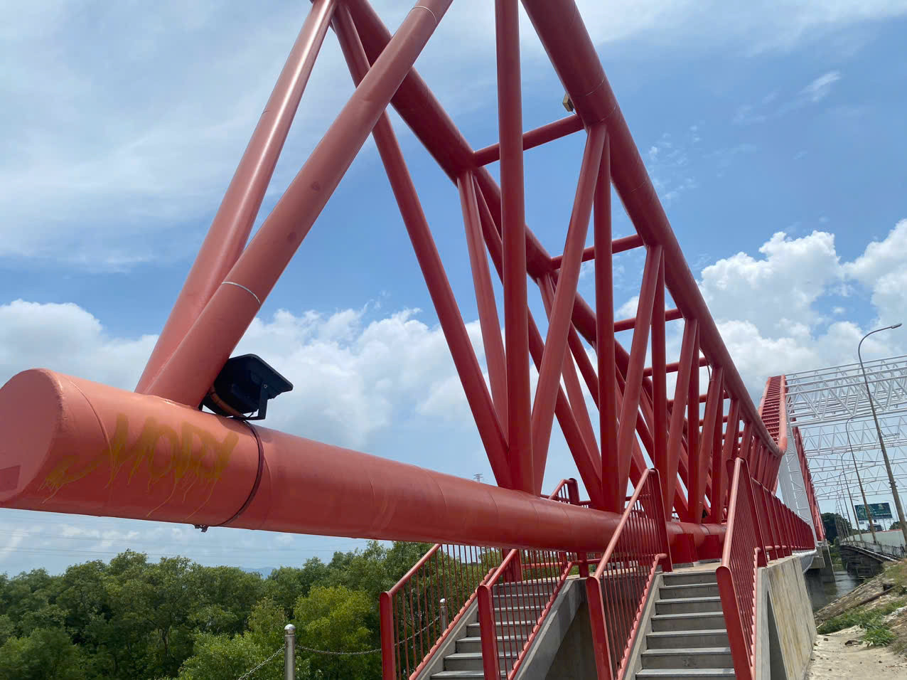 Lối đi bộ lên, xuống cầu Cỏ May.