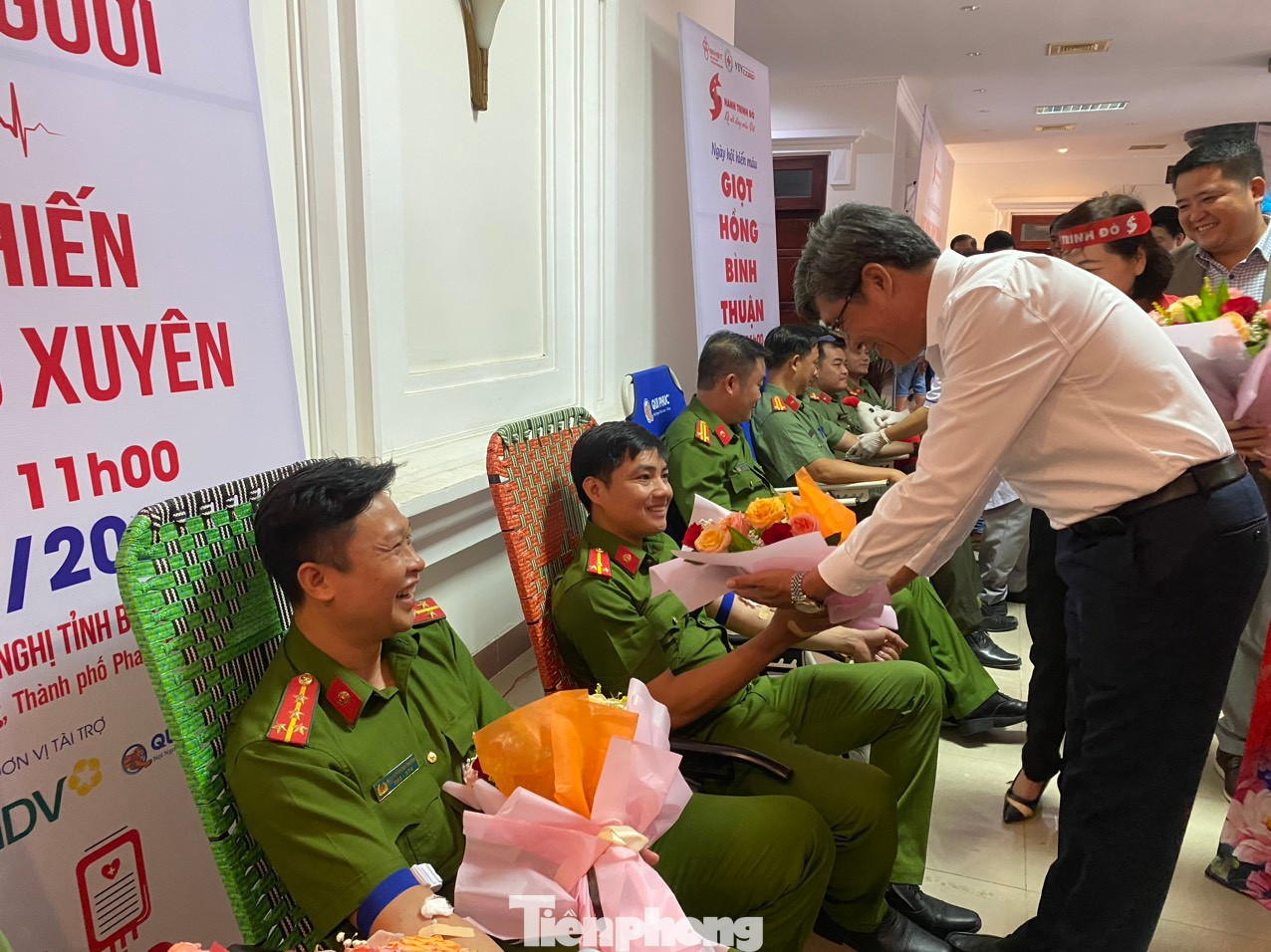 Ông Nguyễn Minh - Phó Chủ tịch UBND tỉnh Bình Thuận tặng hoa, động viên người hiến máu. Ông Nguyễn Minh - Phó Chủ tịch UBND tỉnh Bình Thuận tặng hoa, động viên người hiến máu.