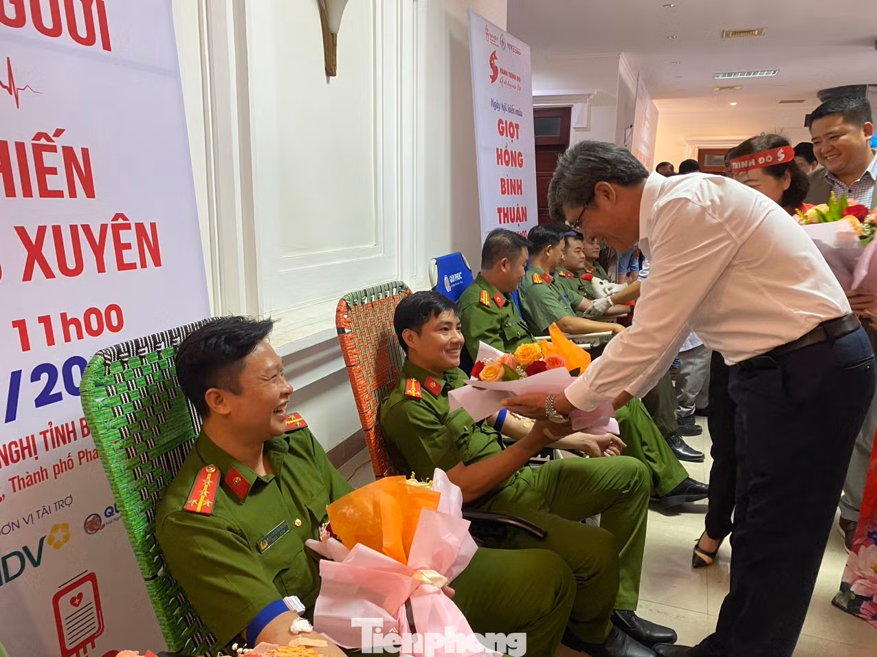 Ông Nguyễn Minh - Phó Chủ tịch UBND tỉnh Bình Thuận tặng hoa, động viên người hiến máu.
