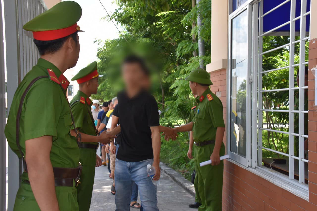 Niềm vui của các phạm nhân được đặc xá, trở về với gia đình.