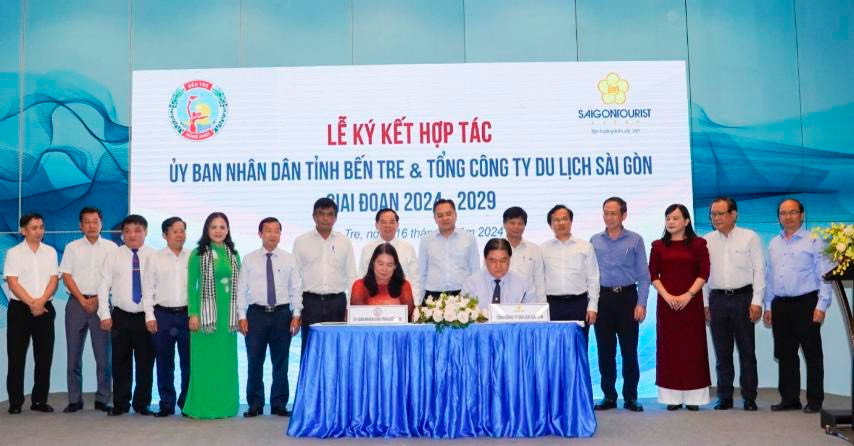 Lãnh đạo Saigontourist Group và tỉnh Bến Tre thực hiện nghi thức ký kết hợp tác.