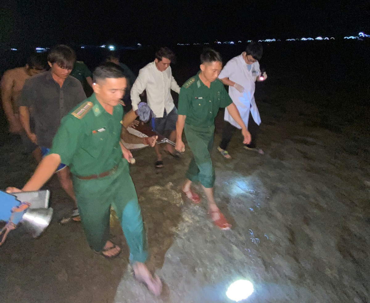 Cơ quan chức năng đưa thuyền viên tàu cá BV-99778 TS vào Côn Đảo cấp cứu. Cơ quan chức năng đưa thuyền viên tàu cá BV-99778 TS vào Côn Đảo cấp cứu.