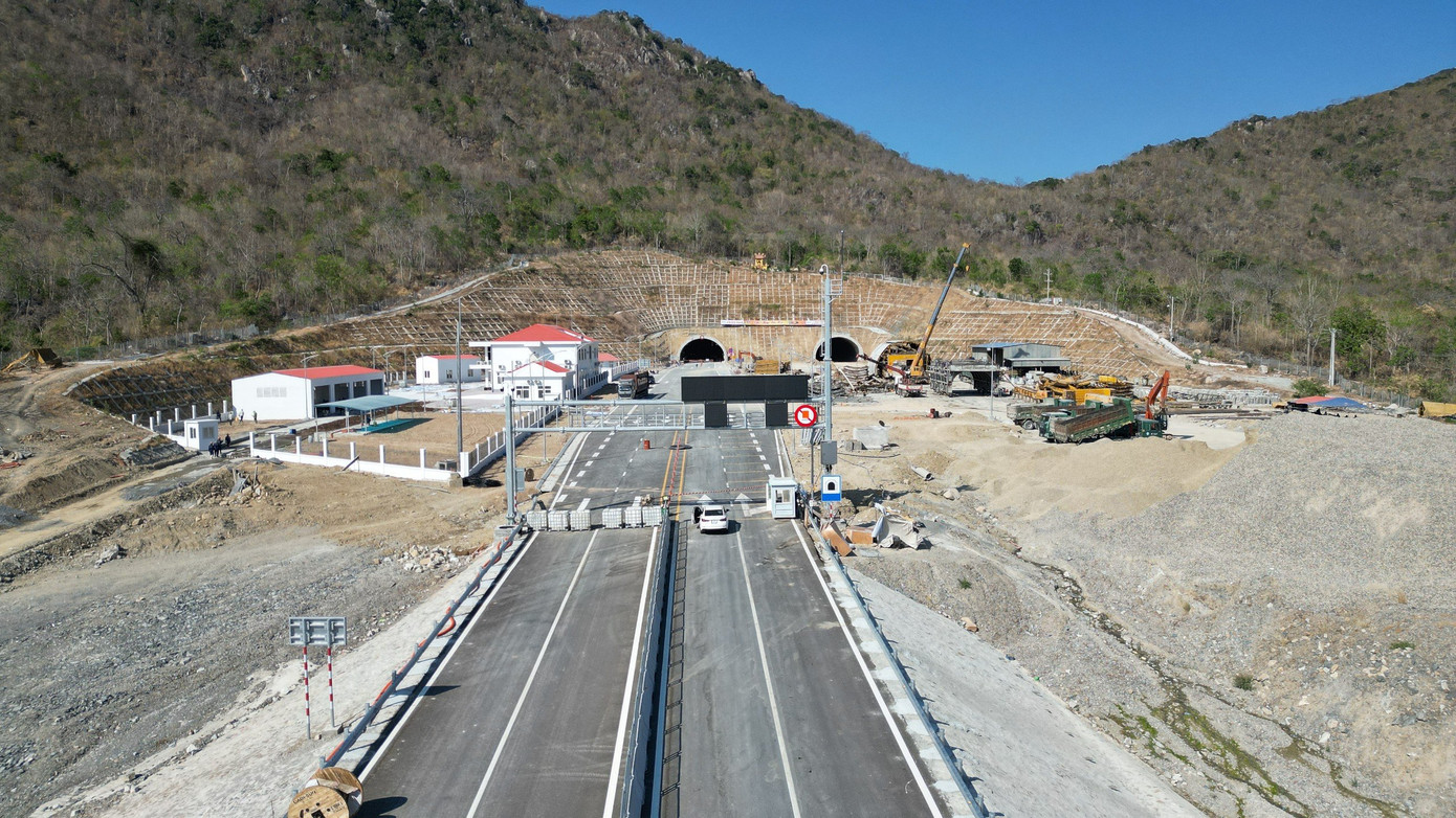 Hầm xuyên núi Vung dài hơn 2,2 km là công trình tốn nhiều thời gian nhất của dự án, được thiết kế hai ống hầm chạy song song.