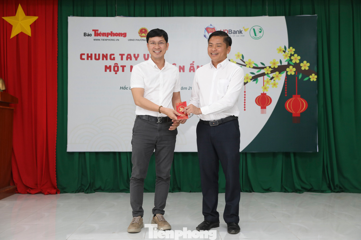 Nhà báo Trần Ngọc Lâm, Phó trưởng Cơ quan đại diện báo Tiền Phong tại TPHCM tặng quà Tết cho đại diện chính quyền địa phương.