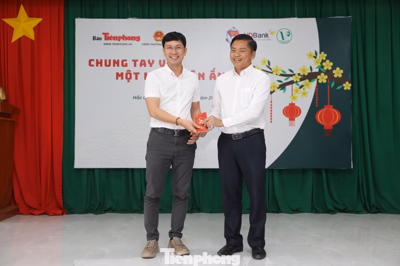 Nhà báo Trần Ngọc Lâm, Phó trưởng Cơ quan đại diện báo Tiền Phong tại TPHCM tặng quà Tết cho đại diện chính quyền địa phương. Nhà báo Trần Ngọc Lâm, Phó trưởng Cơ quan đại diện báo Tiền Phong tại TPHCM tặng quà Tết cho đại diện chính quyền địa phương.