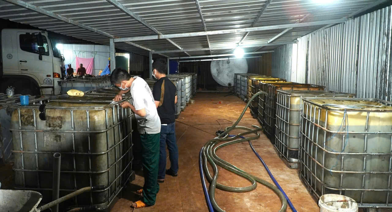 Lực lượng chức năng tiến hành niêm phong các thùng chứa dầu nhớt, hóa chất. Lực lượng chức năng tiến hành niêm phong các thùng chứa dầu nhớt, hóa chất.